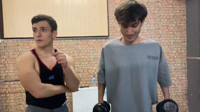 1000 Tekrar Biceps Curl Challenge ! (dumbell kırıldı) смотреть онлайн
