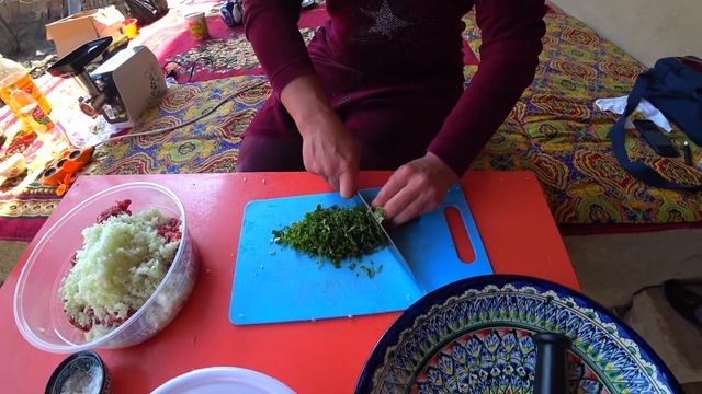 Самый простой метод приготовления Чебуреков!!!Чебуреки по Узбекски с Сырым Фаршем!!! смотреть онлайн