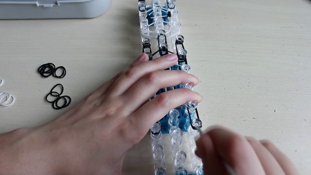 ПАНДА ИЗ РЕЗИНОК на станке | PANDA RAINBOW LOOM смотреть онлайн