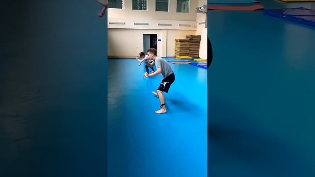 Тренировка с резинками | мужчины и девушки в капоэйре #capoeira #capoeira_samara #martialart смотреть онлайн