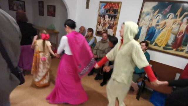 КИРТАН Воскрестного фестиваля с Шастра Крит прабху! Шривасангам мандир, Николаев, 8.10.2023 г. смотреть онлайн