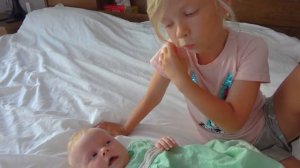 СОФИЯ КАК МАМА ДЛЯ МАЛЕНЬКОЙ СЕСТРЫ. СОФУНЬЯ ШАЛУНЬЯ