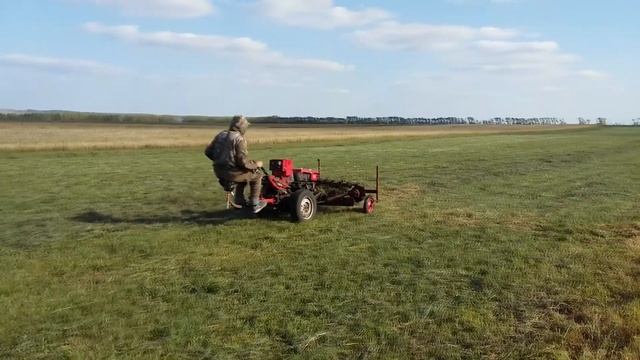 Ленточная ворошилка. Демонстрация самодельной тормозной системы во время работы мотоблока. смотреть онлайн
