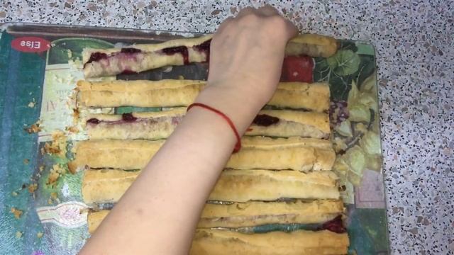 Десерт из слоеного теста с вишней! смотреть онлайн