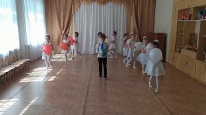 Танец «Не уроните шарик»