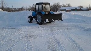 МТЗ 892 С задней лопатой на отчистке снега(1)