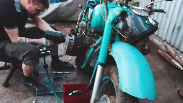 Часть 1. Разбираем мотоцикл М-72 и показываем весь процесс реставрации От и До. смотреть онлайн