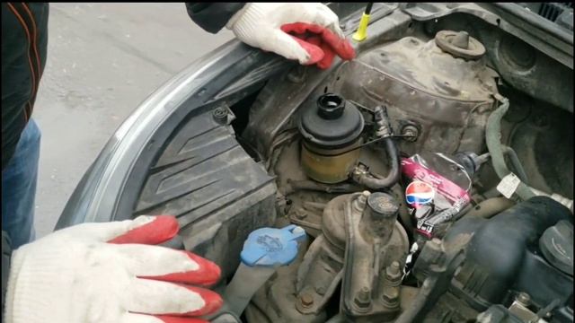 Замена жидкости ГУР Kia Rio / Hyundai Solaris смотреть онлайн