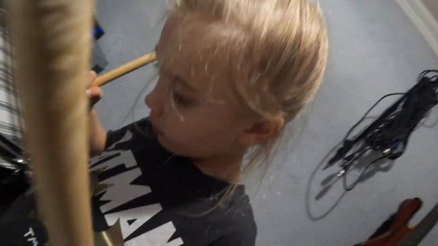 Алиса учится играть на барабанах . Alice is learning to play the drums смотреть онлайн