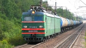 "Зеленый Локозавр". ВЛ15-035 с грузовым поездом следует через о.п. Русановская
