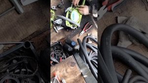 китайская Бензопила,плавают обороты и глохнет.