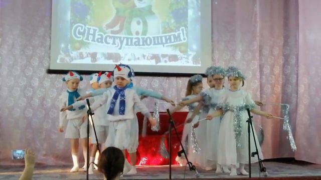 Танец снежинок и снеговиков смотреть онлайн
