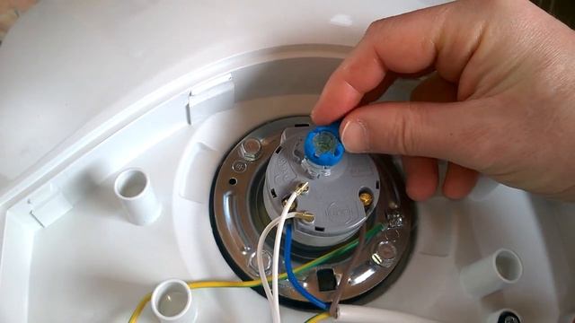 Водонагреватель Ariston - не поворачивается регулятор температуры. Решение оказалось банальным. смотреть онлайн