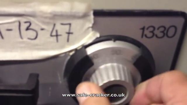 Opening A Sentry 1330 Combination Locked Safe смотреть онлайн
