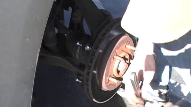 How To Change A Brake Disc On A 99 Ford Expedition Part 2 of 3 смотреть онлайн