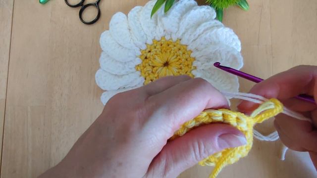 KNITTING РОМАШКИ СПРЯТАЛИСЬ ОТЦВЕЛИ НО МЫ ИХ ВЯЖЕМ КРЮЧКОМ СПОКОЙНО ВЯЗАНИЕ КРЮЧКОМ ДЛЯ НАЧИНАЮЩИ смотреть онлайн