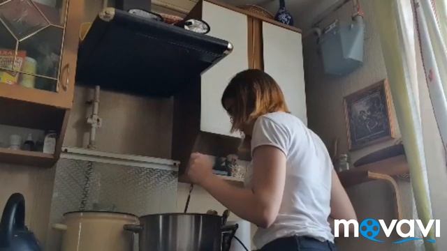 Алиса на хозяйстве//Варит сыр.