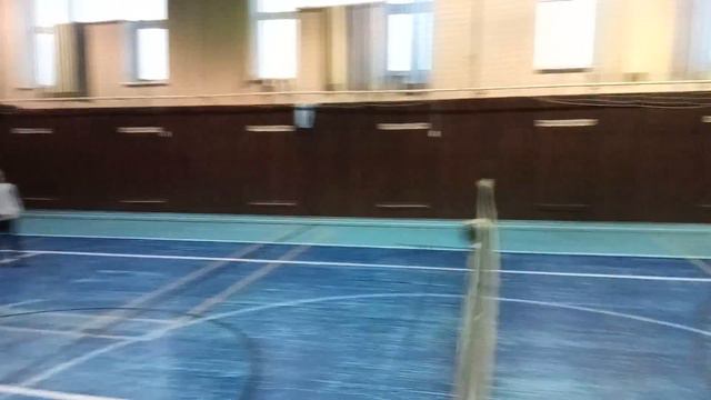 Игроки ФК Коммунар играют футбольный теннис.