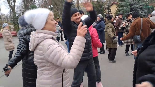 НЕ ПРОЖИТЬ НАМ В МИРЕ ЭТОМ БЕЗ ПОТЕРЬ❤️ ТАНЦЬІ В ПАРКЕ ГОРЬКОГО❤️ ХАРЬКОВ 2023 смотреть онлайн