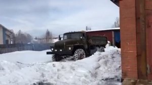 Урал 4320 по плотному снегу (смотреть до конца). Russian truck Ural 6x6.