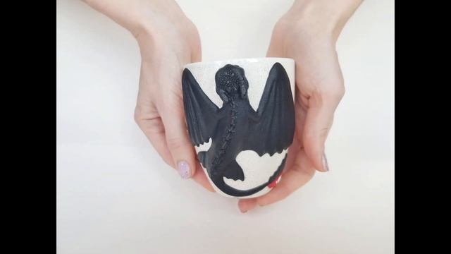 Ночная фурия Беззубик Лучеглаз из Как приручить дракона сидеть на маково-сливочной чашке AnneAlArt смотреть онлайн