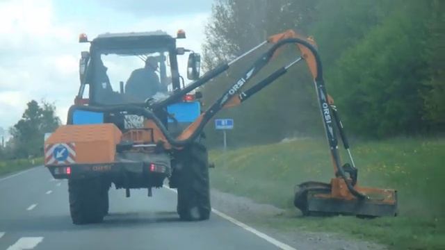 МТЗ 82.1 косилкой ORSI обкашивает обочину