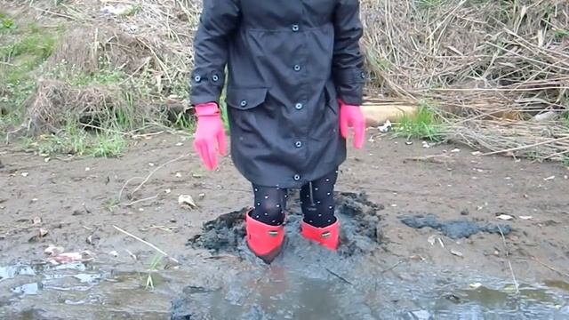 Red rain boots and raincoat fun time50 смотреть онлайн