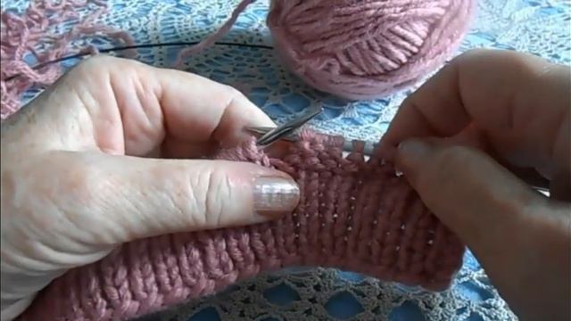 Вяжем красивую шапку спицами. смотреть онлайн