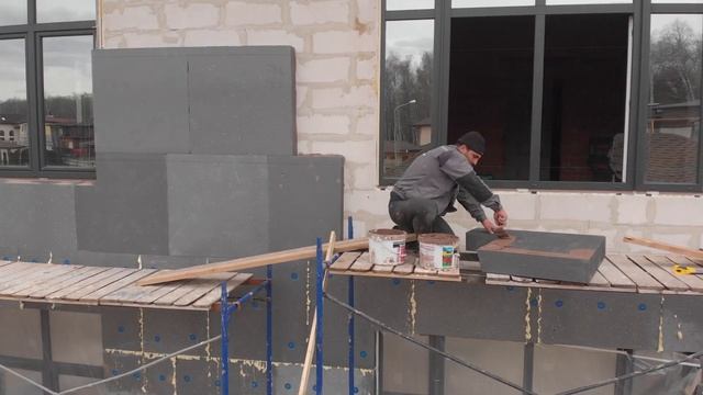 Приклейка чёрного пенопласта ППС16Ф Неопор на фасады газобетонного дома. Приклейка клей Ceresit CT8 смотреть онлайн