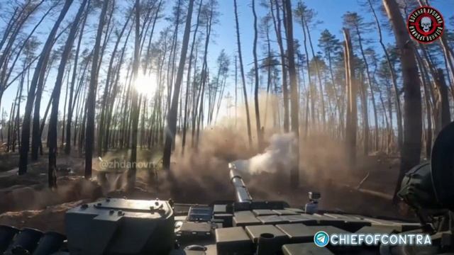 Танк штурмового батальона «Урал» разбирает укреп ВСУ в Кременском лесу. смотреть онлайн