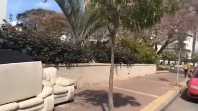 Обычная мусорка в Израиле. Кожаный диван. смотреть онлайн