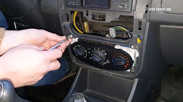 Как заменить лампочки подсветки на панели приборов в Лада Ларгус? Дешево и быстро - смотри и делай! смотреть онлайн