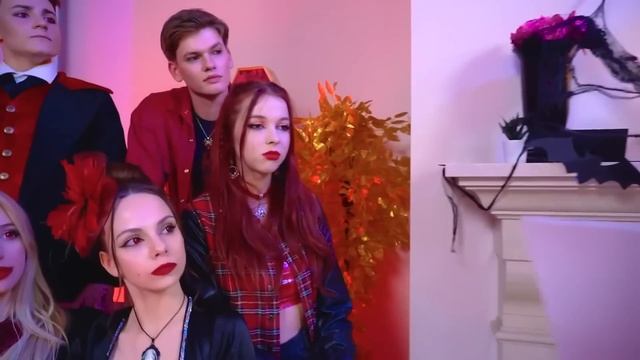 Меня Удочерили Вампиры || Обычные Родители VS Вампиры смотреть онлайн