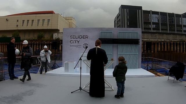 Заливка первого куба бетона в фундамент горизонтального небоскреба «Селигер Сити» смотреть онлайн