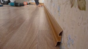 Монтаж плинтуса с кабель-каналом