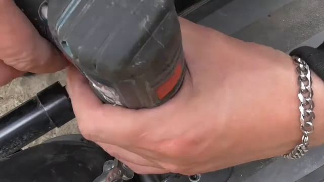 Как выкрутить болт с сорванной шляпкой смотреть онлайн