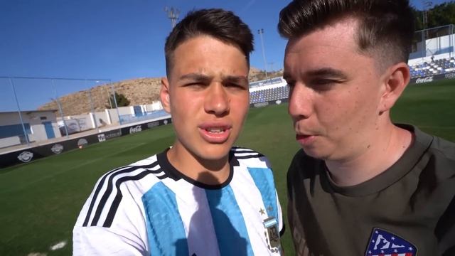 BALÓN CON MÁS EFECTO DEL MUNDO vs EQUIPO DE FUTBOL! смотреть онлайн