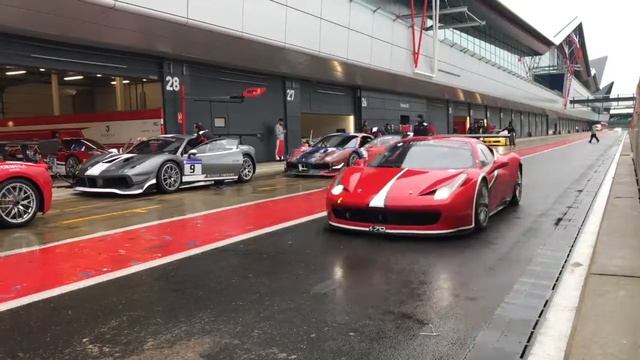 På innsiden av Ferrari Club Challenge смотреть онлайн