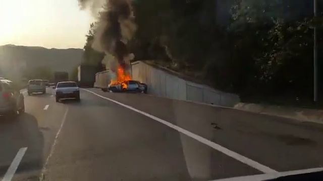 В Сочи на дороге сгорел автомобиль, 20.10.17 смотреть онлайн