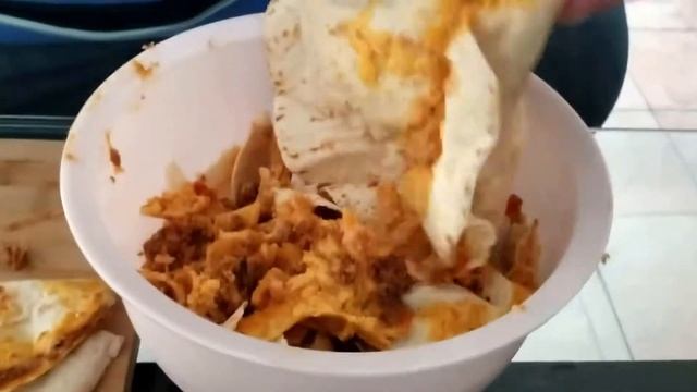 Food Hacks With Friends Taco Salad??? смотреть онлайн
