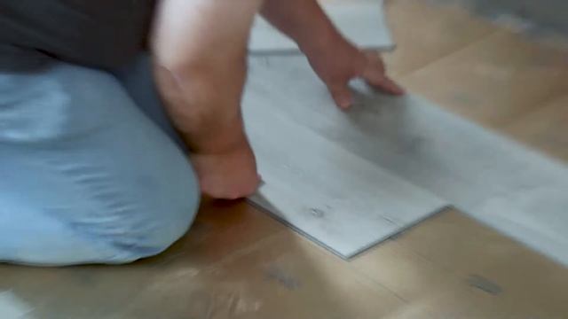 Ausbau-Tutorial #11: Verlegen von elastischen Bodenbelägen - Vinyl