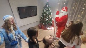 В гости к детям пришёл дед мороз ?