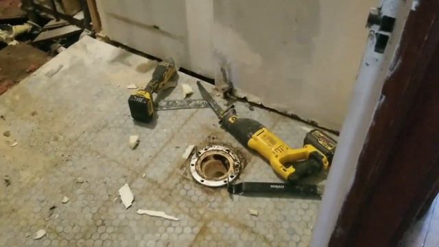 How to Demolish a Bathroom | Investment Property Renovation Part 8 смотреть онлайн