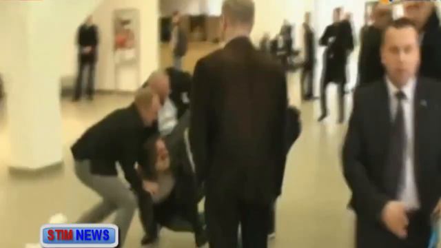 Охрана заклеила рот человеку, пытавшемуся задать вопрос президенту Польши смотреть онлайн