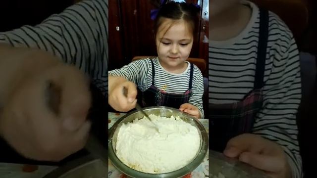 Готовим с Сальмой. Юный кулинар. Творожные печенья. смотреть онлайн