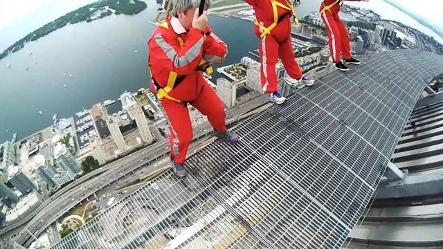 CN Tower - Edgewalk (360 meters). My experience! смотреть онлайн