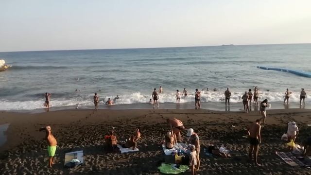 Шок!!! Ужас!!! Огромная волна смывает пляж в Судаке!!! невозможно купаться.... смотреть онлайн