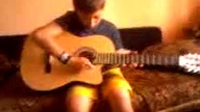 Или играет на гитаре! смотреть онлайн