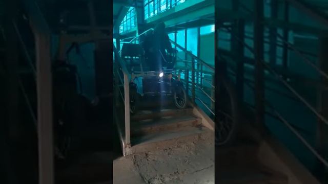 Вездеход в пешеходном переходе. смотреть онлайн