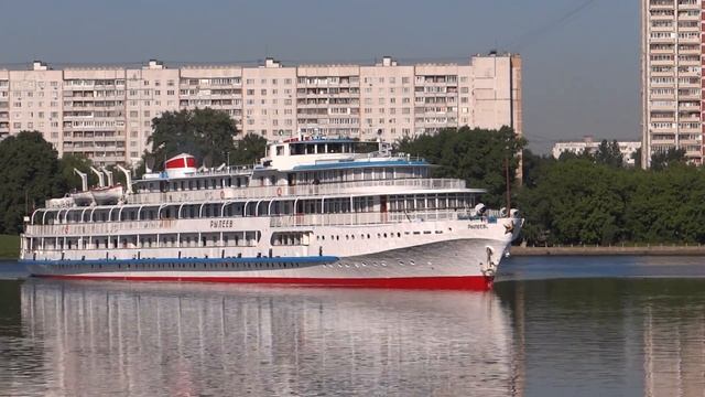 Теплоход "Рылеев" походит к причалу. смотреть онлайн